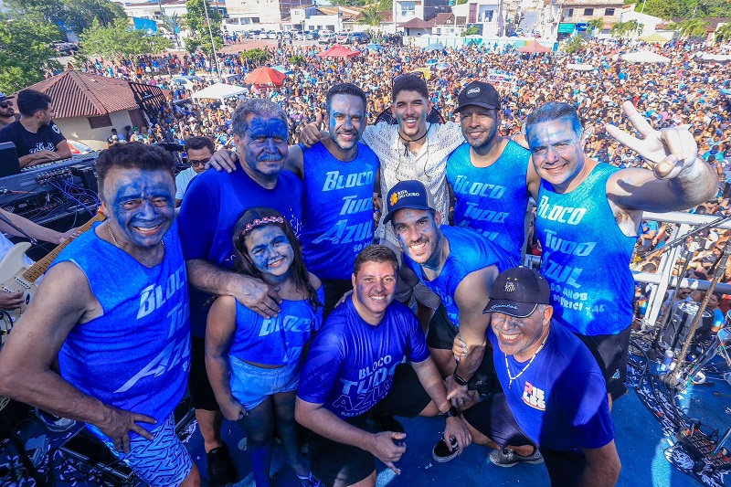 Bloco reúne família Calheiros e Paulo Dantas no Carnaval de Murici.