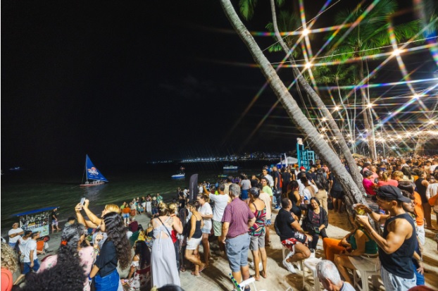 Turistas e maceioenses ocuparam a orla de Maceió para apreciar a superlua Azul.