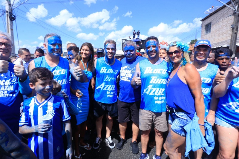 Políticos se reúnem no bloco Tudo Azul, em Murici.