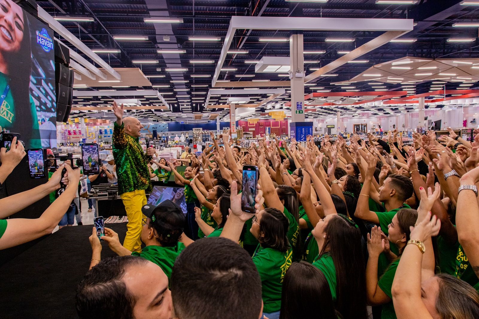 Luciano Hang reúne colaboradores para momento motivacional antes de inauguração