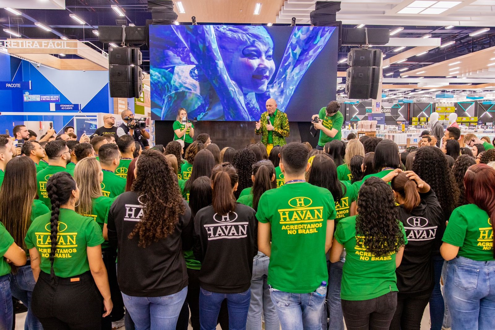 Luciano Hang reúne colaboradores para momento motivacional antes de inauguração