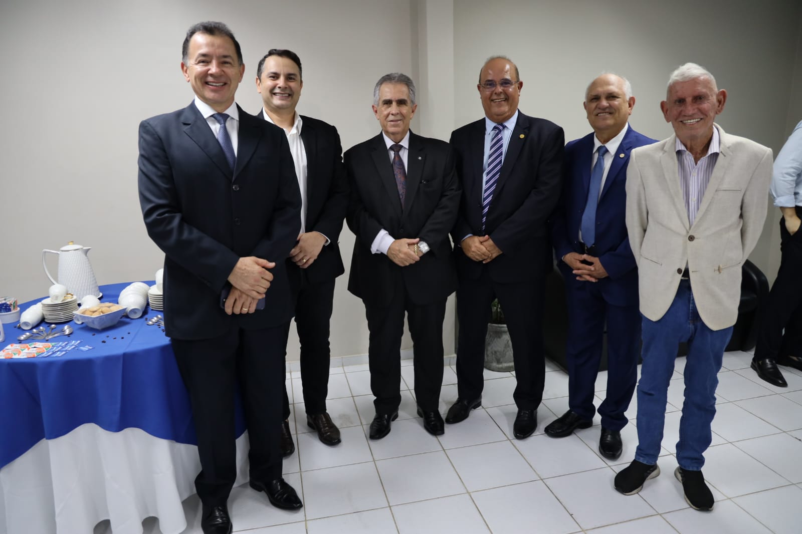 Lançamento de livro em homenagem a Fernando Tourinho reúne autoridades