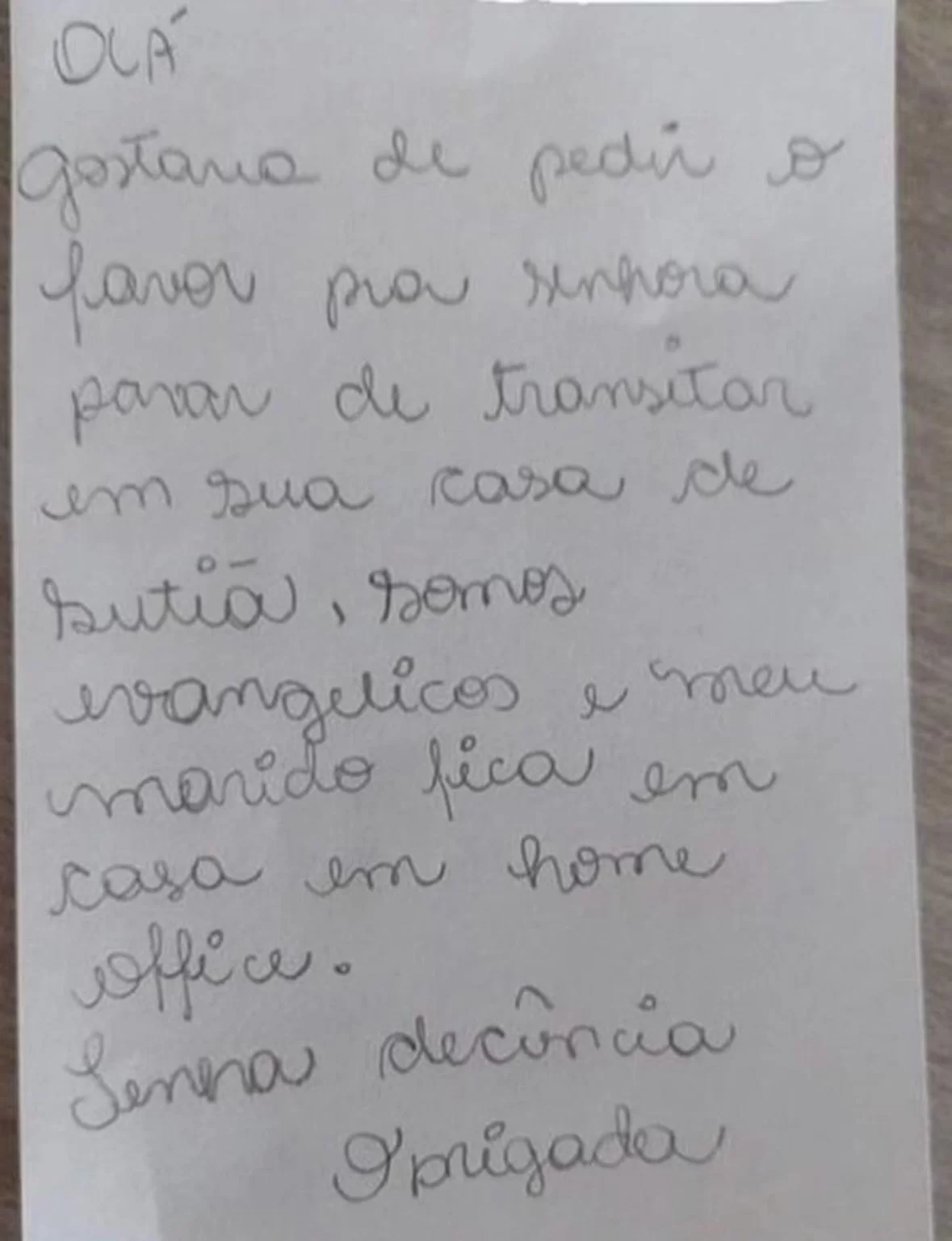 Você é a “vizinha pelada”? Entenda se seu vizinho pode reclamar