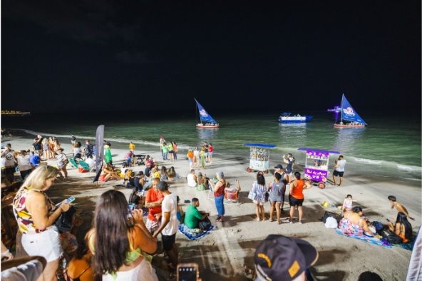 Turistas e maceioenses ocuparam a orla de Maceió para apreciar a superlua Azul.