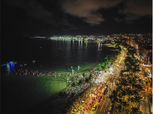 Turistas e maceioenses ocuparam a orla de Maceió para apreciar a superlua Azul.