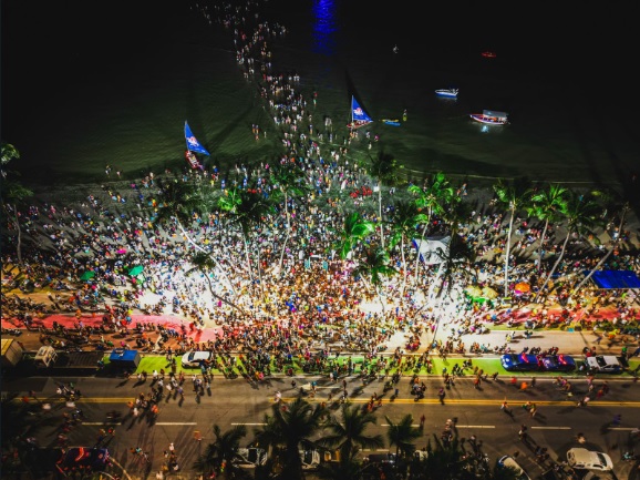 Turistas e maceioenses ocuparam a orla de Maceió para apreciar a superlua Azul.