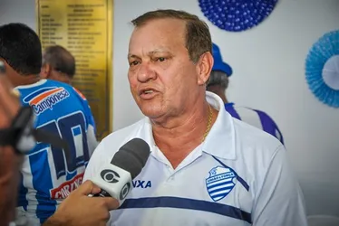 
				Tony foi a novidade do CRB na viagem, para Varginha/MG; Angulo abre mão dos salários no CSA enquanto não jogar
			
			