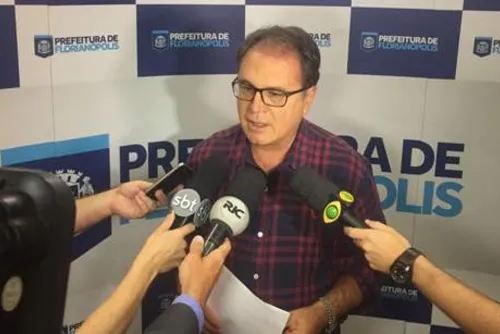 
				Novo ministro do Turismo toma posse sob desconfiança dos empresários nordestinos
			
			