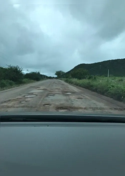 
				Buracos na AL 220 prejudicam turismo e agricultura no Sertão
			
			