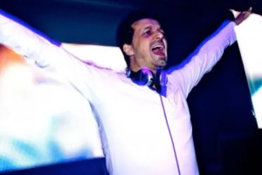 
			
				DJ Miro Rizzo fechará com chave de ouro a 17ª Parada Gay de São Paulo
			
			