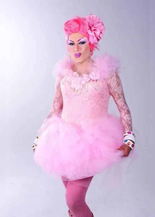
			
				Robson vs Paty Maionese, a drag queen queridinha da nata alagoana
			
			