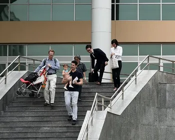 Casal gay briga pela guarda da filha após mãe de aluguel negar liberação
