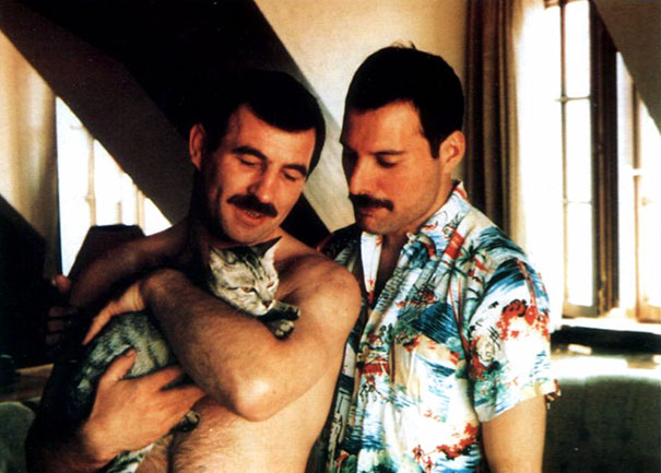 Fotos raras de Freddie Mercury com seu namorado revelam sua vida amorosa
