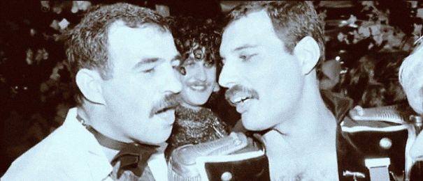 Fotos raras de Freddie Mercury com seu namorado revelam sua vida amorosa