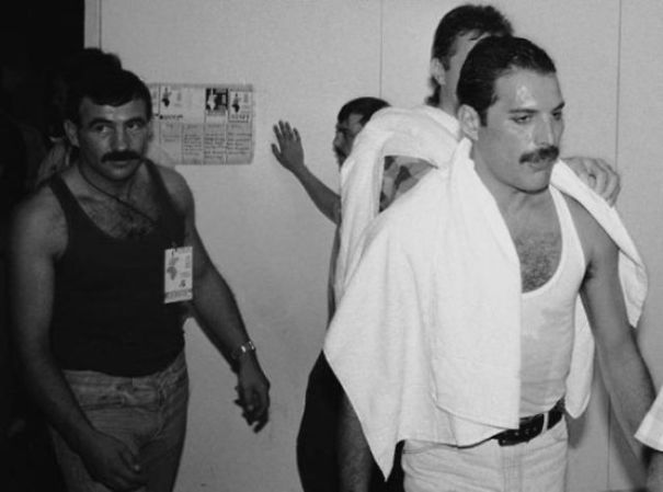 Fotos raras de Freddie Mercury com seu namorado revelam sua vida amorosa