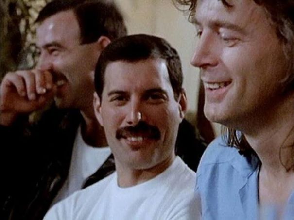 Fotos raras de Freddie Mercury com seu namorado revelam sua vida amorosa