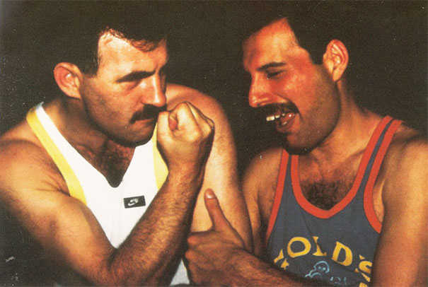 Fotos raras de Freddie Mercury com seu namorado revelam sua vida amorosa