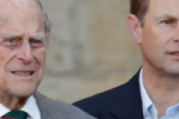 
				
					Herdeiro do título de príncipe Philip já foi obrigado a declarar que não era gay
				
				