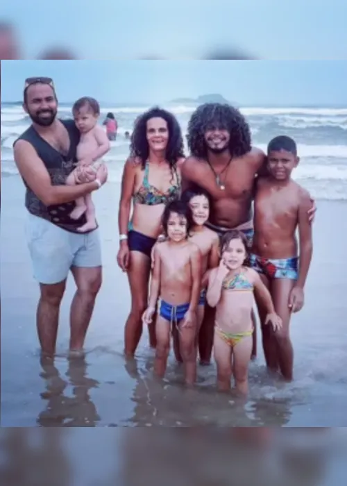 
			
				Casal adota 5 irmãos para não separá-los
			
			