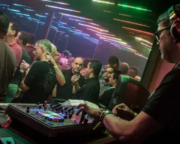 Clube Metrópole promove noite com música retró
