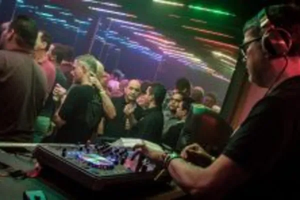 
				
					Clube Metrópole promove noite com música retró
				
				
